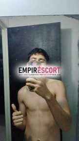 joven fogoso complaciente y masculino