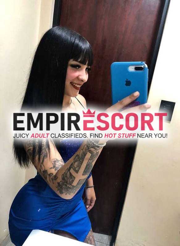 caliente jovencita tatuada extrovertida tu disposición