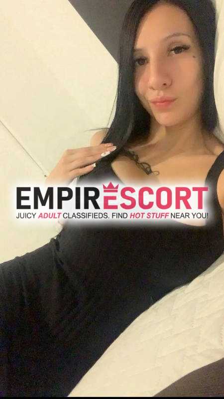 hola soy chica universitaria muy caliente y juguetona y e venido ofrecerte mis mejores servicios