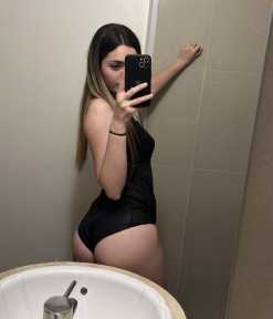 tierna atenta mujer especial llena de diversión de mente abierta