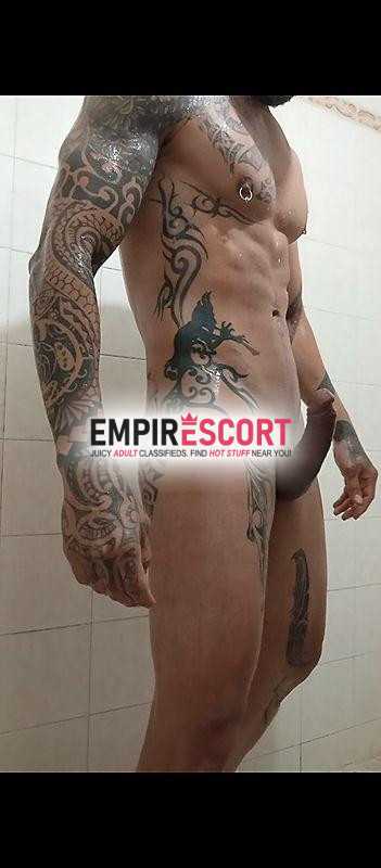 camilo es latino muy tatuado