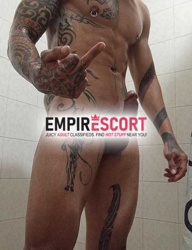 camilo es latino muy tatuado