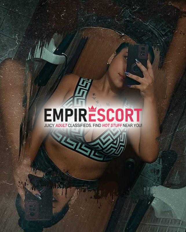sexy morenita de grandes tetas muy caliente