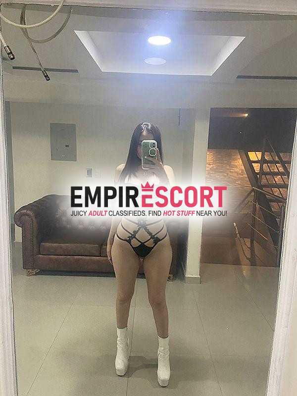 hermosa joven nalgona totalmente natural de manos suaves