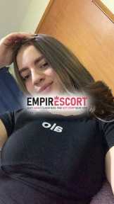 hermosa joven nalgona totalmente natural de manos suaves