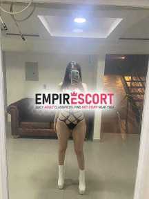 hermosa joven nalgona totalmente natural de manos suaves