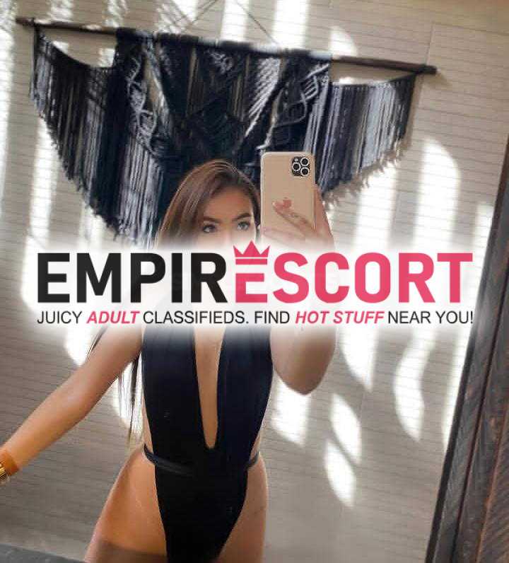 hermosa chica dispuesta complacer todas tus fantasías sexuales