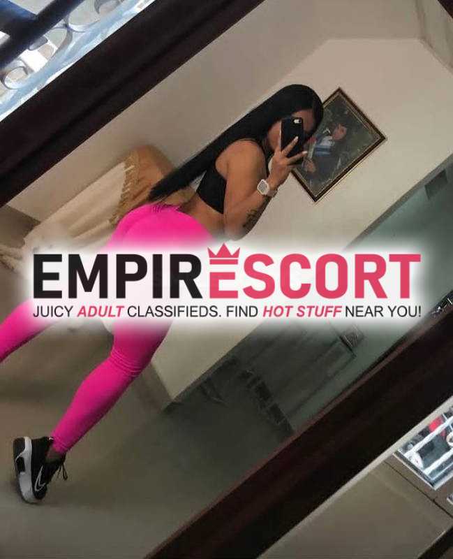 hermosa chica extrovertida