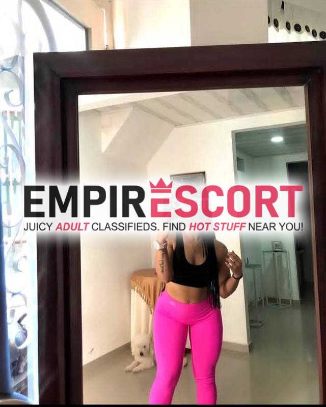 hermosa chica extrovertida