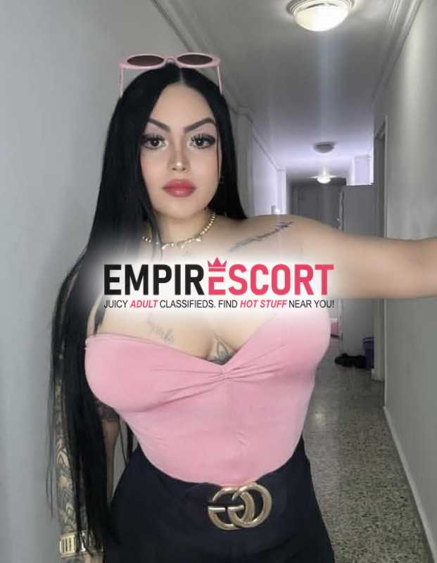 linda jovencita muy extrovertida llena de amor para disfrutar