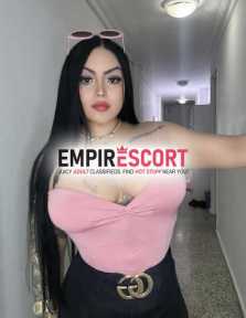 linda jovencita muy extrovertida llena de amor para disfrutar