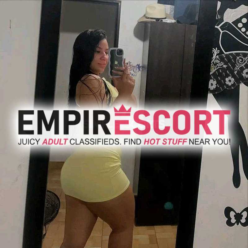 jovencita juguetona es complicada y muy orgánica de cuerpo natural