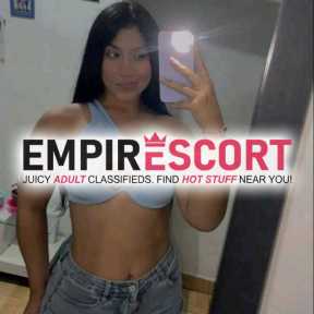 jovencita juguetona es complicada y muy orgánica de cuerpo natural