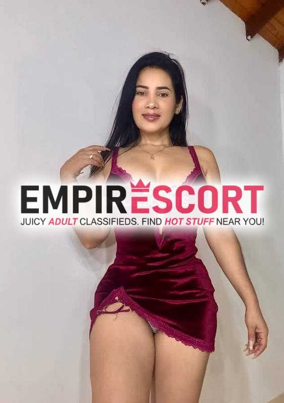 chica totalmente complaciente dispuesta complacer todos tus fetiches