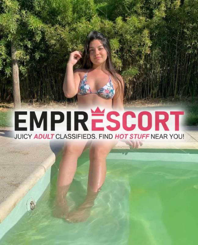 joven ardiente extrovertida dispuesta toda