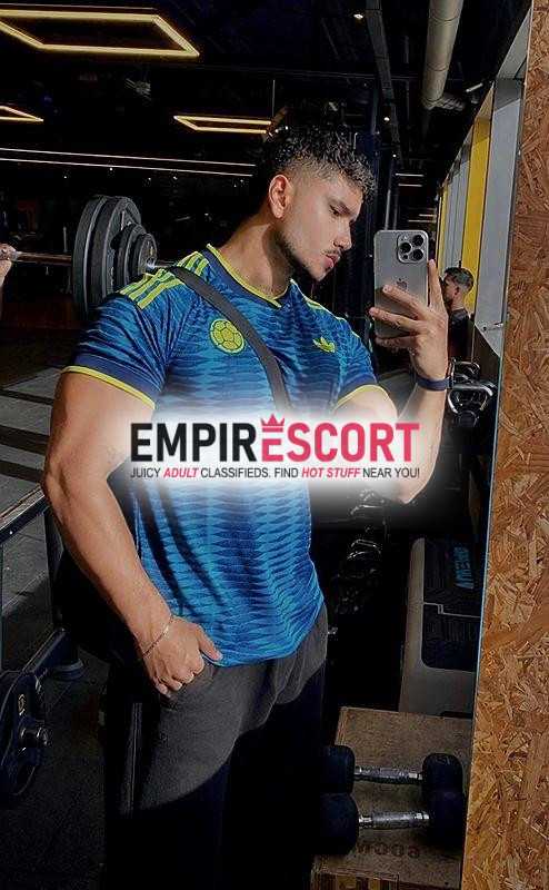 macho paisa complaciente y musculoso