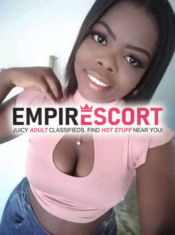 una morena encantadora extrovertida sociable dispuesta todos loque desees