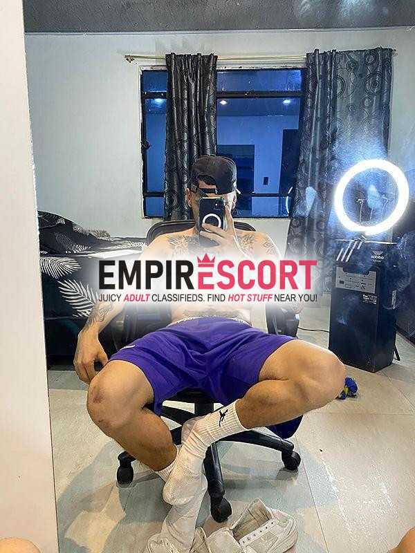 hombre joven tatuado discreto dotado 🔥🍑🍆