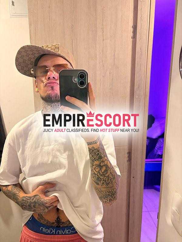 hombre joven tatuado discreto dotado 🔥🍑🍆