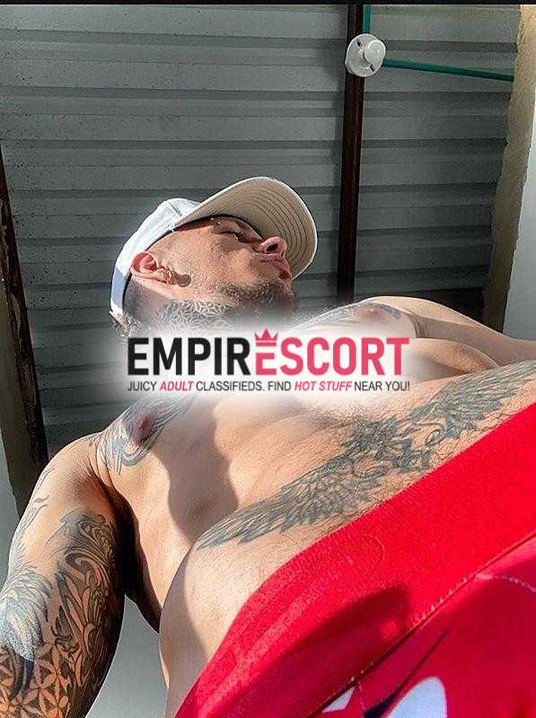 hombre joven tatuado discreto dotado 🔥🍑🍆