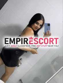 mujer encantadora sensual divertida dispuesta satisfacer tus deseos al máximo