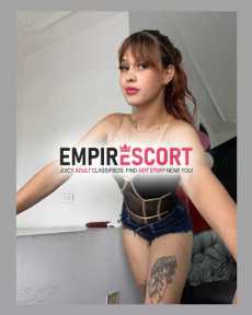 chica universitaria dispuesta satisfacerte en cama