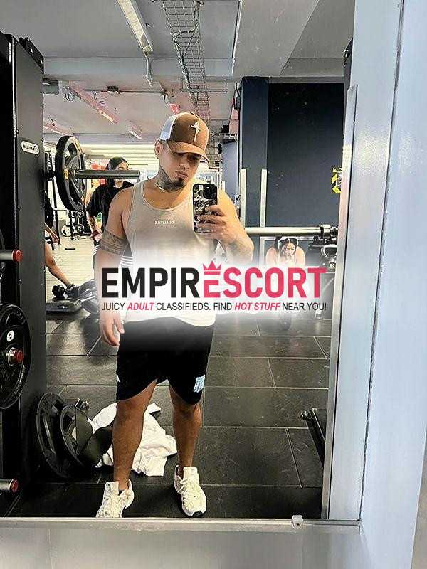 macho varonil tatuado dispuesto complacer tus fantasias