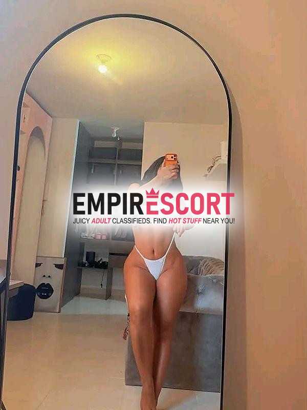 sensual y atractiva chica universitaria totalmente complaciente llena de placer y lujuria para darte
