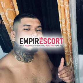 macho varonil tatuado dispuesto complacer tus fantasias