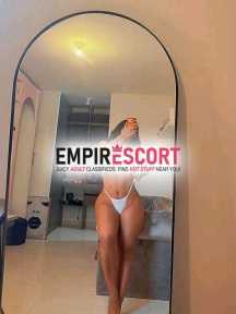 sensual y atractiva chica universitaria totalmente complaciente llena de placer y lujuria para darte