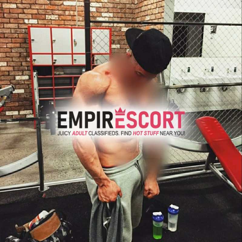 fascinante y joven gigolo vip heterosexual de buen cuerpo y hermoso rostro.