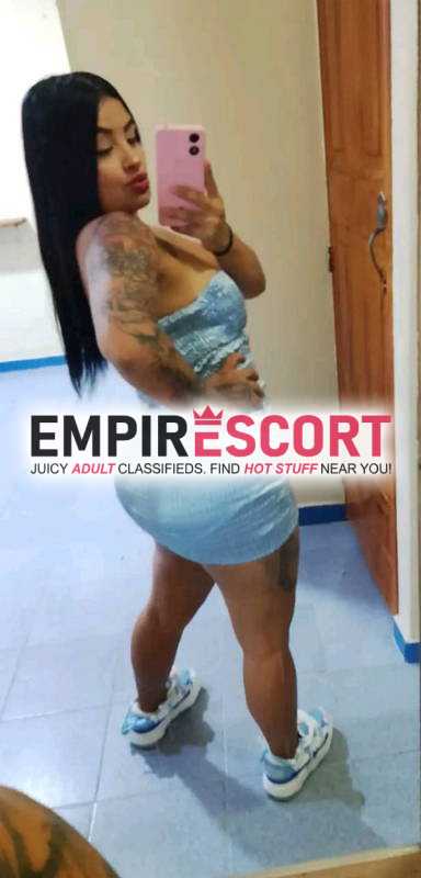 tierna y encantadora dama de compañía ardiente en cama