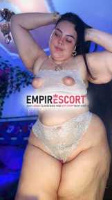 gordita juguetona esperando para sacarte leche